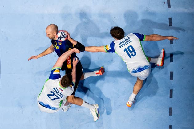 260123 Lukas Sandell of Sweden in action with Kristjan Horzen and Stas Slatinek Jovicic of Slovenia during the EHF European Handball Championship main round match between Slovenia and Sweden on January 23, 2026 in Malmö Photo Petter Arvidson BILDBYRAN kod PA PA1136 handball handball handball handballs em 2026 sverige sweden Slovenia slovenien ehf european handball championship bbeng  Copyright: PETTERxARVIDSON BB260123PA286
