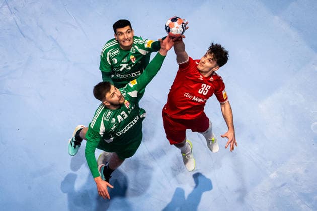 260123 Noam Leopold of Switzerland fight for the ball with Pedro Rodriguez Alvarez and Zoran Ilic of Hungary during the EHF European Handball Championship main round match between Switzerland and Hungary on January 23, 2026 in Malmö Photo Petter Arvidson BILDBYRAN kod PA PA1135 handball handball handball handballs em 2026 croatia kroatien island Iceland ehf european handball championship bbeng Switzerland Schweiz ungern Hungary  Copyright: PETTERxARVIDSON BB260123PA289