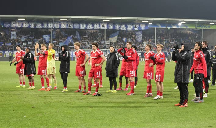 23 01 2026 Soccer Season 2025 2026 2 Soccer Bundesliga 19 Matchday SV Darmstadt 98 SVD D98 Lilien 1 FC Nürnberg FCN Club Sportfoto Zink DaMa xdaxmax DFL regulations prohibit any use of photographs as image sequences and or quasi video only for editorial use Mannschaft Team des FCN enttäuscht Entäuschung nach Spielende bei Clubfan Clubfans FCN Fans Fans