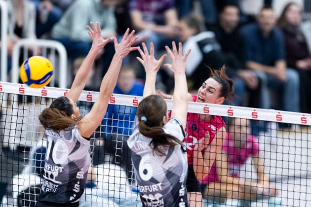 1 Volleyball Bundesliga Women Schwarz Weiss Erfurt vs VC Wiesbaden Erfurt 23 01 2026 Jimena Fernandez Gayoso 22 VC Wiesbaden vs Kinga Szücs 10 Schwarz Weiss Erfurt left and Lena Linke 6 Schwarz Weiss Erfurt right 1 Volleyball Bundesliga Women Schwarz Weiss Erfurt vs VC Wiesbaden Riethsporthalle Erfurt 23 01 2026 Copyright: xBEAUTIFULxSPORTS Duehringx