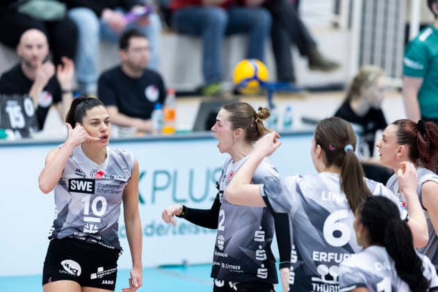 1 Volleyball Bundesliga Women Schwarz Weiss Erfurt vs VC Wiesbaden Erfurt 23 01 2026 Kinga Szücs 10 Schwarz Weiss Erfurt left , Elizabeth Sandbothe 2 Schwarz Weiss Erfurt center , Lena Linke 6 Schwarz Weiss Erfurt , Alianza Darley 14 Schwarz Weiss Erfurt bottom right and Isabel Kova i 11 Schwarz Weiss Erfurt right 1 Volleyball Bundesliga Women Schwarz Weiss Erfurt vs VC Wiesbaden Riethsporthalle Erfurt 23 01 2026 Copyright: xBEAUTIFULxSPORTS Duehringx
