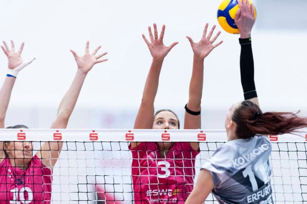 1 Volleyball Bundesliga Women Schwarz Weiss Erfurt vs VC Wiesbaden Erfurt 23 01 2026 Isabel Kova i 11 Schwarz Weiss Erfurt vs Laura Broekstra 10 VC Wiesbaden left and Pleun van der Pijl 3 VC Wiesbaden center 1 Volleyball Bundesliga Women Schwarz Weiss Erfurt vs VC Wiesbaden Riethsporthalle Erfurt 23 01 2026 Copyright: xBEAUTIFULxSPORTS Duehringx