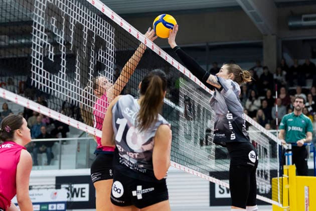 1 Volleyball Bundesliga Women Schwarz Weiss Erfurt vs VC Wiesbaden Erfurt 23 01 2026 Hannah Clayton 20 VC Wiesbaden vs Elizabeth Sandbothe 2 Schwarz Weiss Erfurt 1 Volleyball Bundesliga Women Schwarz Weiss Erfurt vs VC Wiesbaden Riethsporthalle Erfurt 23 01 2026 Copyright: xBEAUTIFULxSPORTS Duehringx