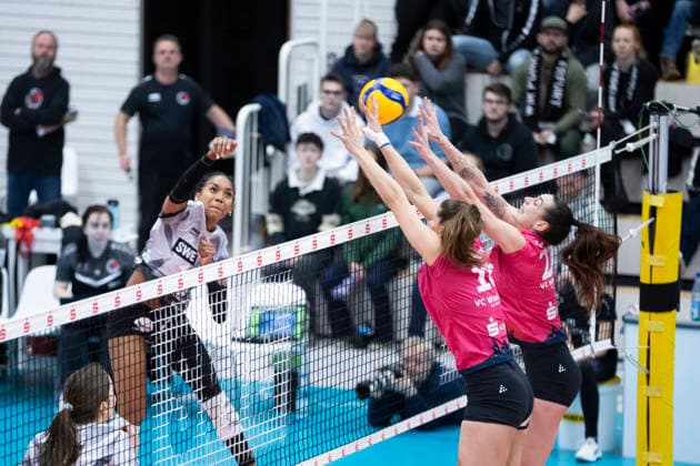 1 Volleyball Bundesliga Women Schwarz Weiss Erfurt vs VC Wiesbaden Erfurt 23 01 2026 Alianza Darley 14 Schwarz Weiss Erfurt vs Laura Broekstra 10 VC Wiesbaden in front and Jimena Fernandez Gayoso 22 VC Wiesbaden behind 1 Volleyball Bundesliga Women Schwarz Weiss Erfurt vs VC Wiesbaden Riethsporthalle Erfurt 23 01 2026 Copyright: xBEAUTIFULxSPORTS Duehringx