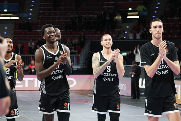 The players of Partizan Belgrade celebrate the victory with the fans, Isaac Bonga Partizan Mozzart Bet Belgrade, 17 with Dylan Osetkowski Partizan Mozzart Bet Belgrade, 05 and Aleksej Pokusevski Partizan Mozzart Bet Belgrade, 11 , GER, Partizan Mozzart Bet Belgrade vs Hapoel IBI Tel Aviv, Basketball, Euroleague, Matchday 24, Season 2025 2026, 23 01 2026, 13 11 2025, GER, Partizan Mozzart Bet Belgrade vs Hapoel IBI Tel Aviv, Basketball, Euroleague, Matchday 24, Season 2025 2026, 23 01 2026 Muenchen Copyright: xEibner-Pressefoto JennixMaulx EP_JML