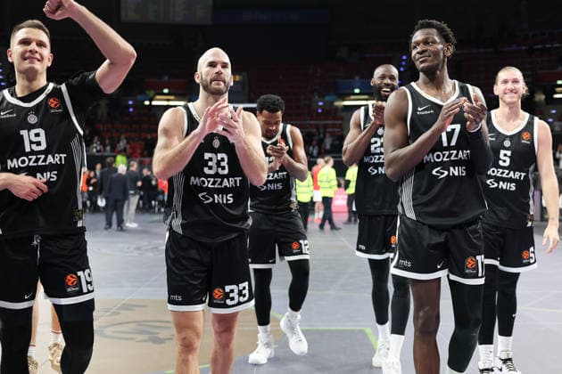Partizan Belgrade players celebrate the victory with the fans, Arijan Lakic Partizan Mozzart Bet Belgrade, 19 with Nick Calathes Partizan Mozzart Bet Belgrade, 33 and Isaac Bonga Partizan Mozzart Bet Belgrade, 17 , with Dylan Osetkowski Partizan Mozzart Bet Belgrade, 05 and Sterling Brown Partizan Mozzart Bet Belgrade, 12 , GER, Partizan Mozzart Bet Belgrade vs Hapoel IBI Tel Aviv, Basketball, Euroleague, Matchday 24, Season 2025 2026, 23 01 2026, 13 11 2025, GER, Partizan Mozzart Bet Belgrade vs Hapoel IBI Tel Aviv, Basketball, Euroleague, Matchday 24, Season 2025 2026, 23 01 2026 Muenchen Copyright: xEibner-Pressefoto JennixMaulx EP_JML
