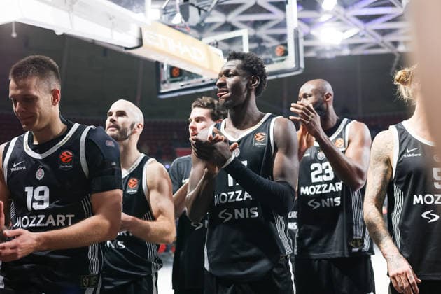 Partizan Belgrade players celebrate the victory with the fans, Arijan Lakic Partizan Mozzart Bet Belgrade, 19 with Isaac Bonga Partizan Mozzart Bet Belgrade, 17 and Tonye Jekiri Partizan Mozzart Bet Belgrade, 23 , Nick Calathes Partizan Mozzart Bet Belgrade, 33 , GER, Partizan Mozzart Bet Belgrade vs Hapoel IBI Tel Aviv, Basketball, Euroleague, Matchday 24, Season 2025 2026, 23 01 2026, 13 11 2025, GER, Partizan Mozzart Bet Belgrade vs Hapoel IBI Tel Aviv, Basketball, Euroleague, Matchday 24, Season 2025 2026, 23 01 2026 Muenchen Copyright: xEibner-Pressefoto JennixMaulx EP_JML