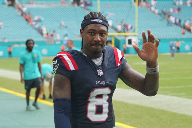 MIAMI GARDENS, FL - SEPTEMBER 14:New England Patriots wide receiver Stefon Diggs (8) leaves the field following the game between the New England Patriots and the Miami Dolphins on Sunday, September 14, 2025 at Hard Rock Stadium in Miami Gardens, Fla. (Photo by Peter Joneleit Icon Sportswire) NFL, American Football Herren, USA SEP 14 Patriots at Dolphins EDITORIAL USE ONLY Icon250914074