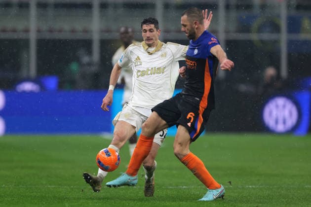 Milan, Italy, 23rd January 2026. Stefan de Vrij of FC Internazionale challenges Stefano Moreo of Pisa SC during the Internazionale vs Pisa SC Serie A match at Giuseppe Meazza, Milan. Picture credit should read: Jonathan Moscrop Sportimage EDITORIAL USE ONLY. No use with unauthorised audio, video, data, fixture lists, club league logos or live services. Online in-match use limited to 120 images, no video emulation. No use in betting, games or single club league player publications. SPI_095_JM_INTER_PISA_ SPI-4419-0095