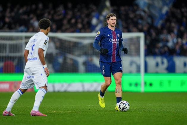 AJ Auxerre v PSG - French Ligue 1 AUXERRE, FRANCE - JANUARY 23: Illia Zabarnyi of PSG controls the ball during the French Ligue 1 (L1) soccer match between AJ Auxerre and Paris Saint-Germain (PSG) at Stade de l Abbe-Deschamps stadium in Auxerre, France on January 23, 2026. Maxime Delacroix Anadolu Auxerre France. Editorial use only. Please get in touch for any other usage.  Copyright: x2026xAnadoluxMaximexDelacroixx