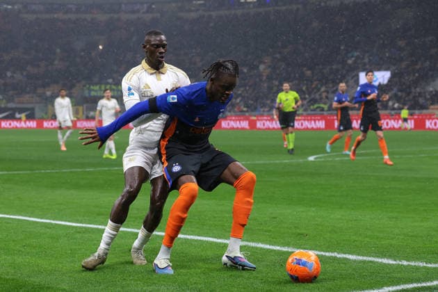 Milan, Italy, 23rd January 2026. Yann Bisseck of FC Internazionale shepherds the ball out of play as Idrissa Toure of Pisa SC closes in during the Internazionale vs Pisa SC Serie A match at Giuseppe Meazza, Milan. Picture credit should read: Jonathan Moscrop Sportimage EDITORIAL USE ONLY. No use with unauthorised audio, video, data, fixture lists, club league logos or live services. Online in-match use limited to 120 images, no video emulation. No use in betting, games or single club league player publications. SPI_120_JM_INTER_PISA_ SPI-4419-0120