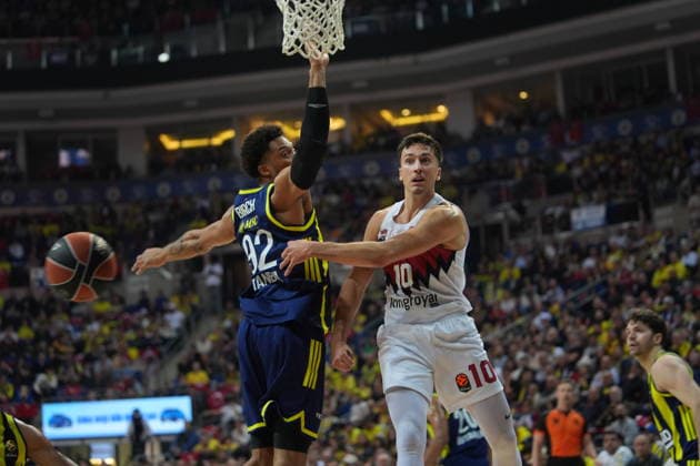 Fenerbahce Beko v Kosner Baskonia - EuroLeague ISTANBUL, TURKIYE - JANUARY 23: Khem Xavier Birch (92) of Fenerbahce Beko in action against Matteo Spagnolo (10) of Kosner Baskonia during the EuroLeague week 24 basketball match between Fenerbahce Beko and Kosner Baskonia at Ulker Sports and Event Hall in Istanbul, Turkiye on January 23, 2026. Beyza Comert Anadolu Istanbul Turkey. Editorial use only. Please get in touch for any other usage.  Copyright: x2026xAnadoluxBeyzaxComertx