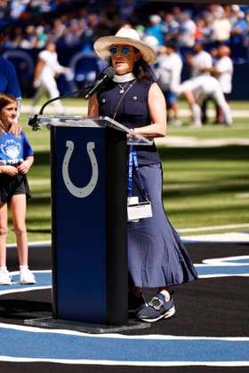 INDIANAPOLIS, IN - SEPTEMBER 07: Indianapolis Colts principal owner and CEO Carlie Irsay-Gordon speaks during her father Jim Irsay™s Ring of Honor induction during half time of the NFL, American Football Herren, USA game between the Miami Dolphins and the Indianapolis Colts on September 07, 2025 at Lucas Oil Stadium in Indianapolis, IN. (Photo by Jeffrey Brown Icon Sportswire) NFL: SEP 07 Dolphins at Colts EDITORIAL USE ONLY Icon090725017