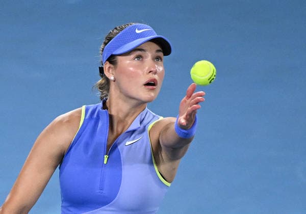 TENNIS AUSTRALIAN OPEN, Anna Kalinskaya of Russia prepares to serve during the Women™s 3rd round match against Iga Swiatek of Poland on day 7 of the 2026 Australian Open tennis tournament at Melbourne Park in Melbourne, Saturday, January 24, 2026. ( NO ARCHIVING MELBOURNE VICTORIA AUSTRALIA  Copyright: xJAMESxROSSx 20260124113606484991