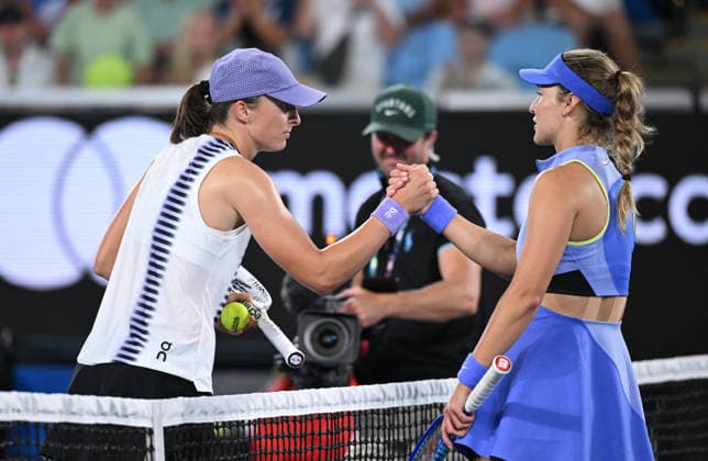 TENNIS AUSTRALIAN OPEN, Iga Swiatek of Poland (l) in celebrates winning the Women™s 3rd round match against Anna Kalinskaya of Russia on day 7 of the 2026 Australian Open tennis tournament at Melbourne Park in Melbourne, Saturday, January 24, 2026. ( NO ARCHIVING MELBOURNE VICTORIA AUSTRALIA  Copyright: xJAMESxROSSx 20260124184875736296