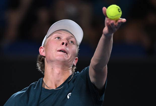 TENNIS AUSTRALIAN OPEN, Ethan Quinn of USA prepares to serve during the Men™s 3rd round match against Jakub Mensik of Czech Republic on day 7 of the 2026 Australian Open tennis tournament at Melbourne Park in Melbourne, Saturday, January 24, 2026. ( NO ARCHIVING MELBOURNE VICTORIA AUSTRALIA  Copyright: xJAMESxROSSx 20260124195466825634