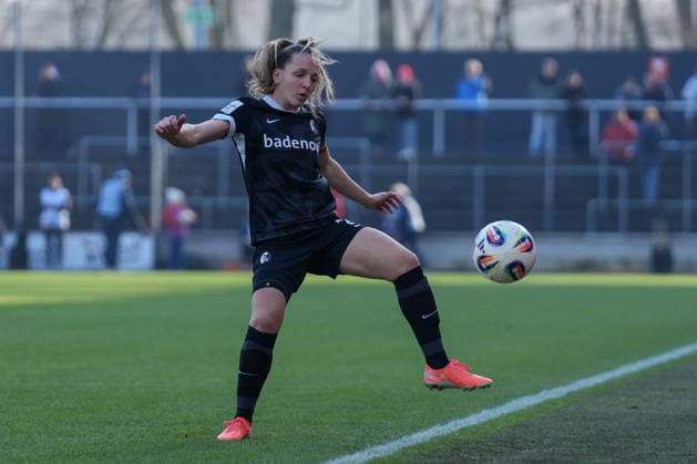 Lisa Karl SC Freiburg, 02 am Ball , Germany, Soccer, GooglePixel Womens Bundesliga, 15 Matchday, 2025 2026, 1 FC Köln vs SC Freiburg, 24 01 2026, Franz Kremer Stadium, Cologne, Germany DFB REGULATIONS PROHIBIT ANY USE OF PHOTOGRAPHS AS IMAGE SEQUENCES AND OR QUASI VIDEO Cologne Franz Kremer Stadium North Rhine-Westphalia Germany Copyright: xArnexAmbergx