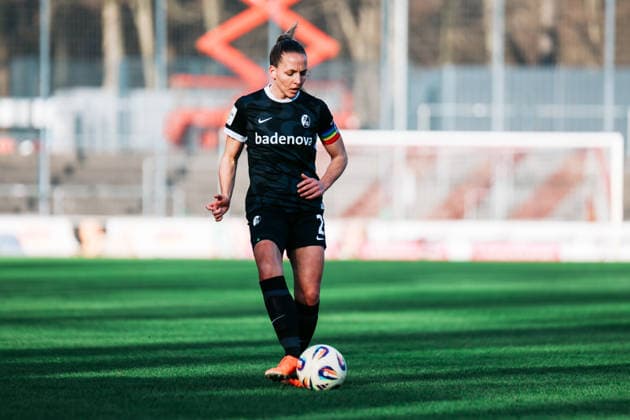 Google Pixel Frauen Bundesliga 1 FC Köln SC Freiburg 24 01 2026 Lisa Karl SC Freiburg, 2 am Ball Google Pixel Frauen Bundesliga 1 FC Köln SC Freiburg Köln, Franz Kremer Stadion 24 01 2025 DFB REGULATIONS PROHIBIT ANY USE OF PHOTOGRAPHS AS IMAGE SEQUENCES AND OR QUASI VIDEO Copyright: xBEAUTIFULxSPORTS Freisenx