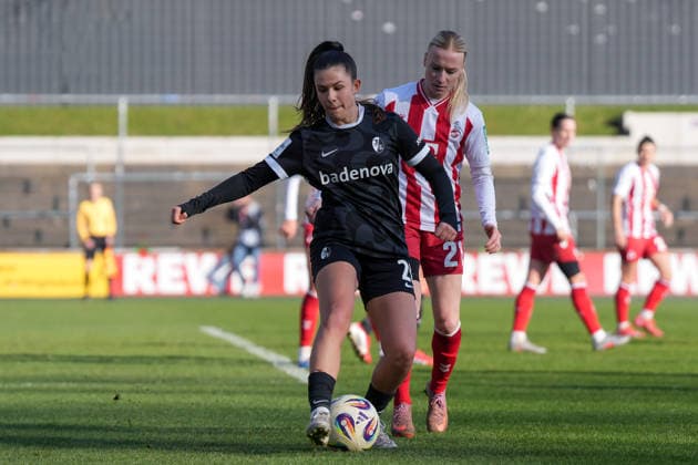 Leela Egli SC Freiburg, 20 in duel with Anna Gerhardt 1 FC Köln Women, 21 , Germany, Soccer, GooglePixel Women Bundesliga, 15 Matchday, 2025 2026, 1 FC Köln vs SC Freiburg, 24 01 2026, Franz Kremer Stadion, Köln, Germany DFB REGULATIONS PROHIBIT ANY USE OF PHOTOGRAPHS AS IMAGE SEQUENCES AND OR QUASI VIDEO Köln Franz Kremer Stadion Nordrhein Westfalen Germany Copyright: xArnexAmbergx