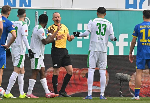 24 01 2026 Soccer Season 2025 2026 2 Soccer Bundesliga 19 Matchday SpVgg Greuther Fürth SGF Kleeblatt Eintracht Braunschweig BTSV EBS Sportfoto Zink MeZi xmexzix DFL regulations prohibit any use of photographs as image sequences and or quasi video only for editorial use Patrick Schwengers Referee shows Maximilian Solomon Dietz 33, SpVgg Greuther Fürth after video evidence VAR red card red sending off