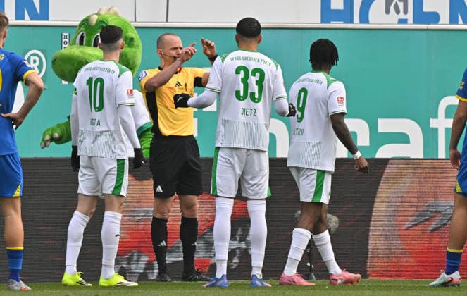 24 01 2026 Soccer Season 2025 2026 2 Soccer Bundesliga 19 Matchday SpVgg Greuther Fürth SGF Kleeblatt Eintracht Braunschweig BTSV EBS Sportfoto Zink MeZi xmexzix DFL regulations prohibit any use of photographs as image sequences and or quasi video only for editorial use Patrick Schwengers Referee shows Maximilian Solomon Dietz 33, SpVgg Greuther Fürth after video evidence VAR red card red sending off