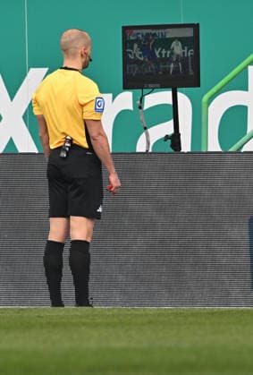 24 01 2026 Soccer Season 2025 2026 2 Soccer Bundesliga 19 Matchday SpVgg Greuther Fürth SGF Kleeblatt Eintracht Braunschweig BTSV EBS Sportfoto Zink xwoxzix DFL regulations prohibit any use of photographs as image sequences and or quasi video only for editorial use Patrick Schwengers Schiedsrichter Videobeweis VAR