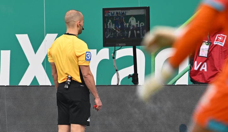 24 01 2026 Soccer Season 2025 2026 2 Soccer Bundesliga 19 Matchday SpVgg Greuther Fürth SGF Kleeblatt Eintracht Braunschweig BTSV EBS Sportfoto Zink xwoxzix DFL regulations prohibit any use of photographs as image sequences and or quasi video only for editorial use Patrick Schwengers Schiedsrichter Videobeweis VAR