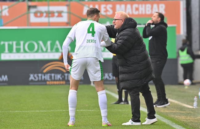24 01 2026 Soccer Season 2025 2026 2 Soccer Bundesliga 19 Matchday SpVgg Greuther Fürth SGF Kleeblatt Eintracht Braunschweig BTSV EBS Sportfoto Zink MeZi xmexzix DFL regulations prohibit any use of photographs as image sequences and or quasi video only for editorial use Philipp Ziereis 4, SpVgg Greuther Fürth Heiko Vogel Trainer SpVgg Greuther Fürth