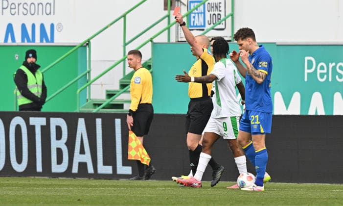 24 01 2026 Soccer Season 2025 2026 2 Soccer Bundesliga 19 Matchday SpVgg Greuther Fürth SGF Kleeblatt Eintracht Braunschweig BTSV EBS Sportfoto Zink xwoxzix DFL regulations prohibit any use of photographs as image sequences and or quasi video only for editorial use Patrick Schwengers referee shows red card after video evidence VAR red card red sending off direction Maximilian Solomon Dietz 33, SpVgg Greuther Fürth , not in picture