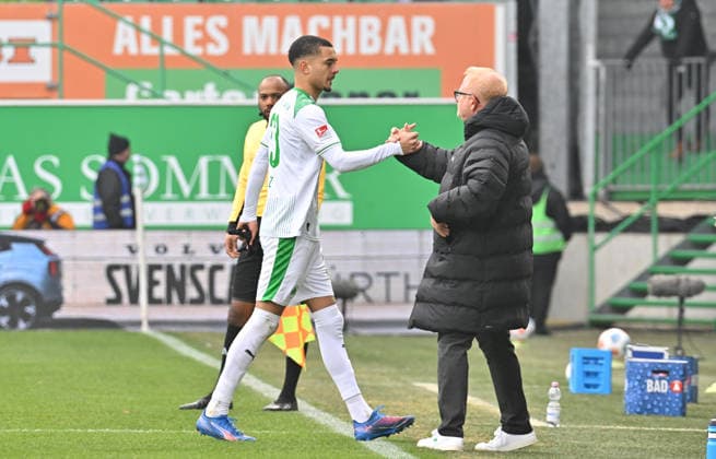 24 01 2026 Soccer Season 2025 2026 2 Soccer Bundesliga 19 Matchday SpVgg Greuther Fürth SGF Kleeblatt Eintracht Braunschweig BTSV EBS Sportfoto Zink MeZi xmexzix DFL regulations prohibit any use of photographs as image sequences and or quasi video only for editorial use Patrick Schwengers Referee shows Maximilian Solomon Dietz 33, SpVgg Greuther Fürth after video evidence VAR red card red sending off Maximilian Solomon Dietz 33, SpVgg Greuther Fürth Heiko Vogel coach SpVgg Greuther Fürth