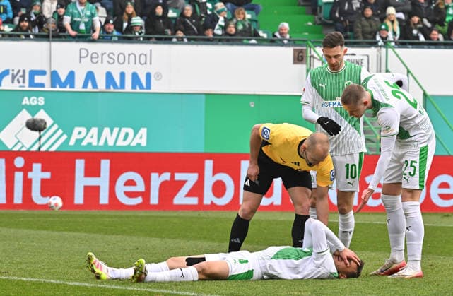 24 01 2026 Soccer Season 2025 2026 2 Soccer Bundesliga 19 Matchday SpVgg Greuther Fürth SGF Kleeblatt Eintracht Braunschweig BTSV EBS Sportfoto Zink MeZi xmexzix DFL regulations prohibit any use of photographs as image sequences and or quasi video only for editorial use Philipp Ziereis 4, SpVgg Greuther Fürth battered on the ground