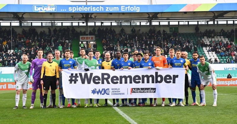 24 01 2026 Soccer Season 2025 2026 2 Soccer Bundesliga 19 Matchday SpVgg Greuther Fürth SGF Kleeblatt Eintracht Braunschweig BTSV EBS Sportfoto Zink xwoxzix DFL regulations prohibit any use of photographs as image sequences and or quasi video only for editorial use Both teams Teams with banners weremenber before the start of the match