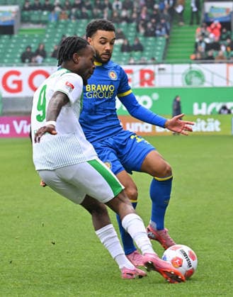 24 01 2026 Soccer Season 2025 2026 2 Soccer Bundesliga 19 Matchday SpVgg Greuther Fürth SGF Kleeblatt Eintracht Braunschweig BTSV EBS Sportfoto Zink MeZi xmexzix DFL regulations prohibit any use of photographs as image sequences and or quasi video only for editorial use Noel Futkeu 9, SpVgg Greuther Fürth Leon Bell Bell 19, Eintracht Braunschweig BTSV EBS, rechts