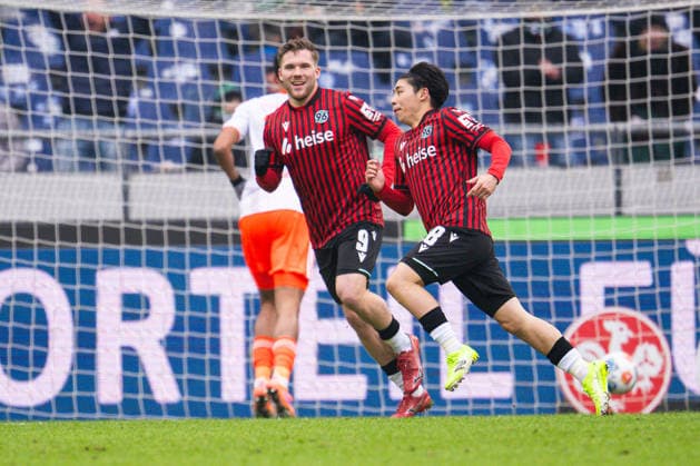 24 01 2026 Soccer, 2025 2026, 2 Bundesliga, Matchday 19, Hannover 96 Fortuna Düsseldorf R Daisuke Yokota Hannover celebrates after his goal to 1 0 with L Benjamin Källman Hannover DFL REGULATIONS PROHIBIT ANY USE OF PHOTOGRAPHS AS IMAGE SEQUENCES AND OR QUASI VIDEO