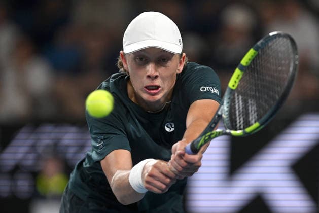 TENNIS AUSTRALIAN OPEN, Ethan Quinn of USA in action during the Men™s 3rd round match against Jakub Mensik of Czech Republic on day 7 of the 2026 Australian Open tennis tournament at Melbourne Park in Melbourne, Saturday, January 24, 2026. ( NO ARCHIVING MELBOURNE VICTORIA AUSTRALIA  Copyright: xLUKASxCOCHx 20260124138622439560