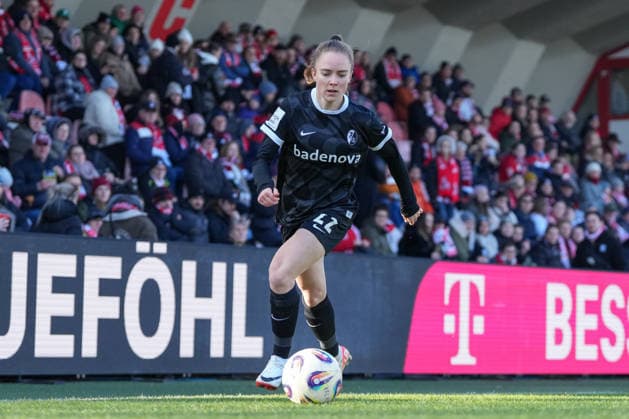 Lisa Kolb SC Freiburg, 22 on the ball , Germany, Soccer, GooglePixel Women Bundesliga, 15 Matchday, 2025 2026, 1 FC Köln vs SC Freiburg, 24 01 2026, Franz Kremer Stadion, Cologne, Germany DFB REGULATIONS PROHIBIT ANY USE OF PHOTOGRAPHS AS IMAGE SEQUENCES AND OR QUASI VIDEO Köln Franz Kremer Stadion Nordrhein Westfalen Germany Copyright: xArnexAmbergx
