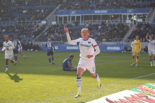 Celebration after the goal for the 1 1 equalizer Reese Fabian Hertha BSC, 11 , Karlsruher SC vs Hertha BSC, 2 Bundesliga, 19 Matchday, 2025 2026, 24 01 2026, DFL REGULATIONS PROHIBIT ANY USE OF PHOTOGRAPHS AS IMAGE SEQUENCES AND OR QUASI VIDEO, Karlsruher SC vs Hertha BSC, 2 Bundesliga, 19 Matchday, 2025 2026, 24 01 2026 Karlsruhe Copyright: xEibner-Pressefoto JanxPrihodax EP_JPA
