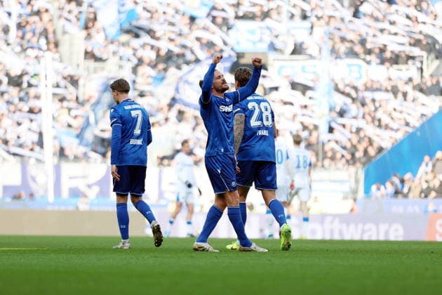 24 01 2026, xrekx, Fußball 2 Bundesliga, Karlsruher SC Hertha BSC Berlin v l Torjubel nach dem Tor zum celebrating the goal celebrate 2 1 durch Sebastian Jung Karlsruher SC DFL DFB REGULATIONS PROHIBIT ANY USE OF PHOTOGRAPHS as IMAGE SEQUENCES and or QUASI VIDEO Karlsruhe