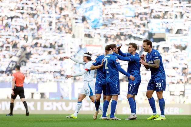 24 01 2026, xrekx, Fußball 2 Bundesliga, Karlsruher SC Hertha BSC Berlin v l Torjubel nach dem Tor zum celebrating the goal celebrate 2 1 durch Sebastian Jung Karlsruher SC DFL DFB REGULATIONS PROHIBIT ANY USE OF PHOTOGRAPHS as IMAGE SEQUENCES and or QUASI VIDEO Karlsruhe
