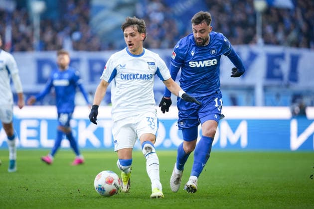 Soccer 2 Bundesliga, Matchday 19, Karlsruher SC Hertha BSC on 24 01 2026 in Karlsruhe BBBank Wildpark , Germany, Season 2025 2026 DFB DFL REGULATIONS PROHIBIT ANY USE OF PHOTOGRAPHS as IMAGE SEQUENCES and or QUASI VIDEO Michal Karbownik 33, BSC in duel with Philipp Förster 11, KSC Karlsruhe BBBank Wildpark Germany Copyright: xChristophxKinzingerx
