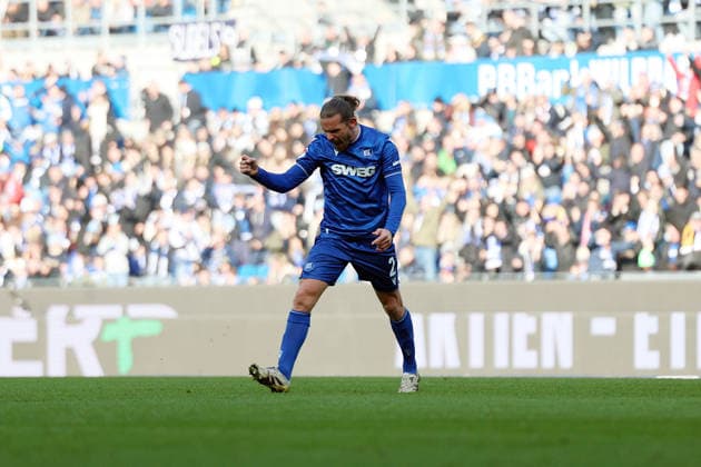 24 01 2026, xrekx, Fußball 2 Bundesliga, Karlsruher SC Hertha BSC Berlin v l Torjubel nach dem Tor zum celebrating the goal celebrate 2 1 durch Sebastian Jung Karlsruher SC DFL DFB REGULATIONS PROHIBIT ANY USE OF PHOTOGRAPHS as IMAGE SEQUENCES and or QUASI VIDEO Karlsruhe