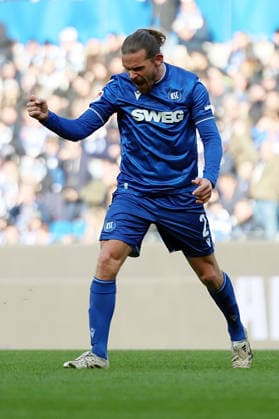 24 01 2026, xrekx, Fußball 2 Bundesliga, Karlsruher SC Hertha BSC Berlin v l Torjubel nach dem Tor zum celebrating the goal celebrate 2 1 durch Sebastian Jung Karlsruher SC DFL DFB REGULATIONS PROHIBIT ANY USE OF PHOTOGRAPHS as IMAGE SEQUENCES and or QUASI VIDEO Karlsruhe