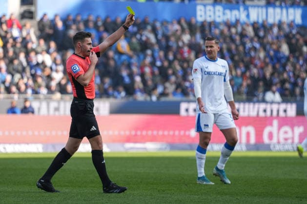 2 Bundesliga, Karlsruher SC vs Hertha BSC, 24 01 2026 Tom Bauer Referee with a yellow card for Philipp Förster Karlsruher SC, 11 2 Bundesliga, Karlsruher SC vs Hertha BSC, BBBank Wildpark Karlsruhe, 24 01 2026 DFB DFL REGULATIONS PROHIBIT ANY USE OF PHOTOGRAPHS AS IMAGE SEQUENCES AND OR QUASI VIDEO Copyright: xBEAUTIFULxSPORTS Boscox