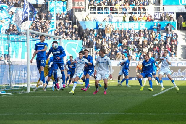 2 Bundesliga, Karlsruher SC vs Hertha BSC, 24 01 2026 Fabian Schleusener Karlsruher SC, 24 saves with a header 2 Bundesliga, Karlsruher SC vs Hertha BSC, BBBank Wildpark Karlsruhe, 24 01 2026 DFB DFL REGULATIONS PROHIBIT ANY USE OF PHOTOGRAPHS AS IMAGE SEQUENCES AND OR QUASI VIDEO Copyright: xBEAUTIFULxSPORTS Boscox