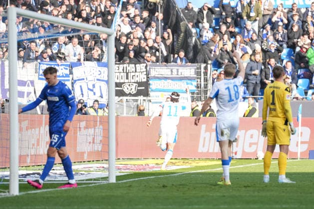 2 Bundesliga, Karlsruher SC vs Hertha BSC, 24 01 2026 Goal celebration for 1 1 by Fabian Reese Hertha BSC, 11 2 Bundesliga, Karlsruher SC vs Hertha BSC, BBBank Wildpark Karlsruhe, 24 01 2026 DFB DFL REGULATIONS PROHIBIT ANY USE OF PHOTOGRAPHS AS IMAGE SEQUENCES AND OR QUASI VIDEO Copyright: xBEAUTIFULxSPORTS Boscox