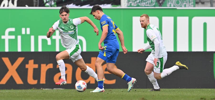24 01 2026 Soccer Season 2025 2026 2 Soccer Bundesliga 19 Matchday SpVgg Greuther Fürth SGF Kleeblatt Eintracht Braunschweig BTSV EBS Sportfoto Zink xwoxzix DFL regulations prohibit any use of photographs as image sequences and or quasi video only for editorial use Reno Münz Muenz 5, SpVgg Greuther Fürth Max Marie 15, Eintracht Braunschweig BTSV EBS Paul Will 13, SpVgg Greuther Fürth