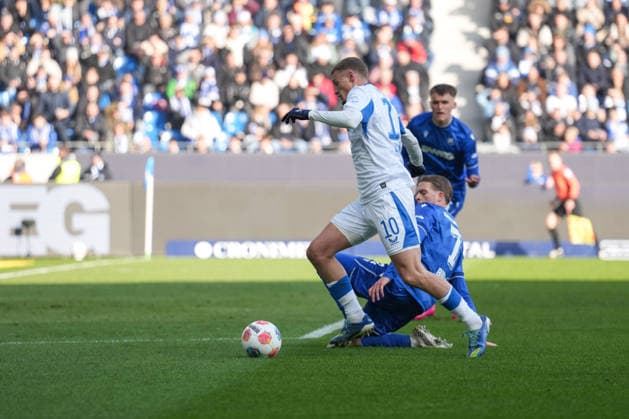 2 Bundesliga, Karlsruher SC vs Hertha BSC, 24 01 2026 duel between Michaël Cuisance Hertha BSC, 10 and Dženis Burni Karlsruher SC, 7 2 Bundesliga, Karlsruher SC vs Hertha BSC, BBBank Wildpark Karlsruhe, 24 01 2026 DFB DFL REGULATIONS PROHIBIT ANY USE OF PHOTOGRAPHS AS IMAGE SEQUENCES AND OR QUASI VIDEO Copyright: xBEAUTIFULxSPORTS Boscox