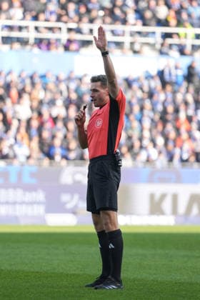 2 Bundesliga, Karlsruher SC vs Hertha BSC, 24 01 2026 Tom Bauer Referee 2 Bundesliga, Karlsruher SC vs Hertha BSC, BBBank Wildpark Karlsruhe, 24 01 2026 DFB DFL REGULATIONS PROHIBIT ANY USE OF PHOTOGRAPHS AS IMAGE SEQUENCES AND OR QUASI VIDEO Copyright: xBEAUTIFULxSPORTS Boscox
