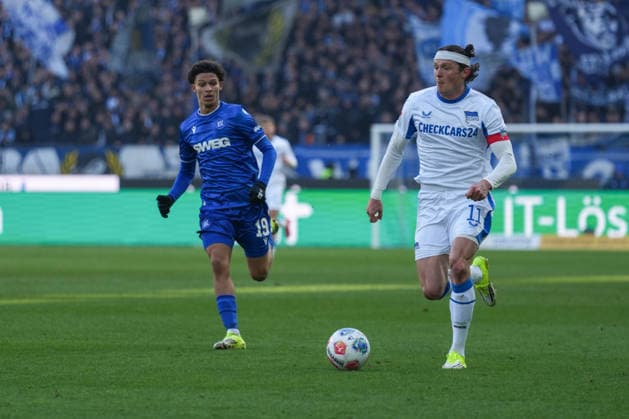 2 Bundesliga, Karlsruher SC vs Hertha BSC, 24 01 2026 Duel between Louey Ben Farhat Karlsruher SC, 19 and Fabian Reese Hertha BSC, 11 2 Bundesliga, Karlsruher SC vs Hertha BSC, BBBank Wildpark Karlsruhe, 24 01 2026 DFB DFL REGULATIONS PROHIBIT ANY USE OF PHOTOGRAPHS AS IMAGE SEQUENCES AND OR QUASI VIDEO Copyright: xBEAUTIFULxSPORTS Boscox