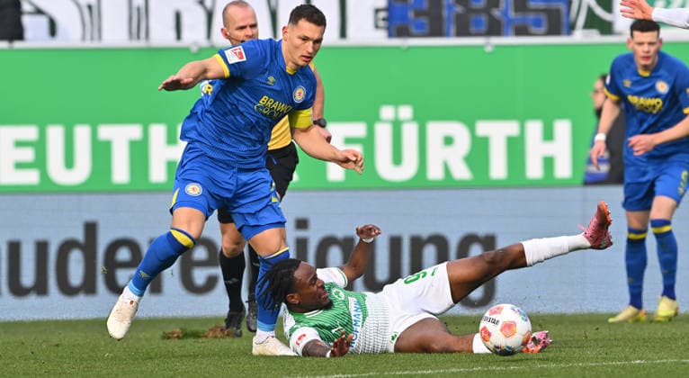 24 01 2026 Soccer Season 2025 2026 2 Soccer Bundesliga 19 Matchday SpVgg Greuther Fürth SGF Kleeblatt Eintracht Braunschweig BTSV EBS Sportfoto Zink xwoxzix DFL regulations prohibit any use of photographs as image sequences and or quasi video only for editorial use Sven Köhler Köhler 27, Eintracht Braunschweig BTSV EBS Noel Futkeu 9, SpVgg Greuther Fürth